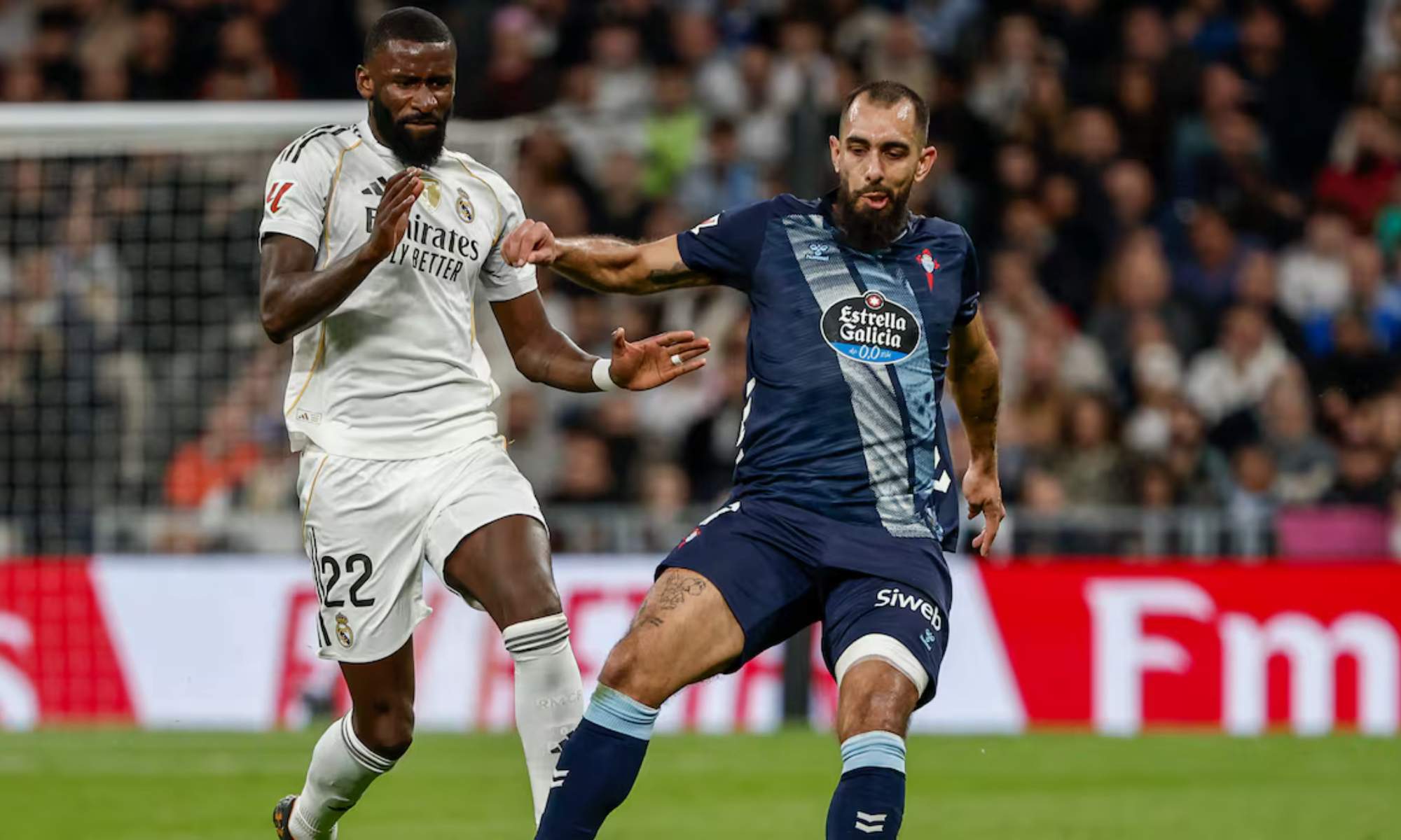 Antonio Rüdiger y Borja Iglesias, peleando por un balón en el encuentro entre el Real Madrid y el Celta de Vigo.