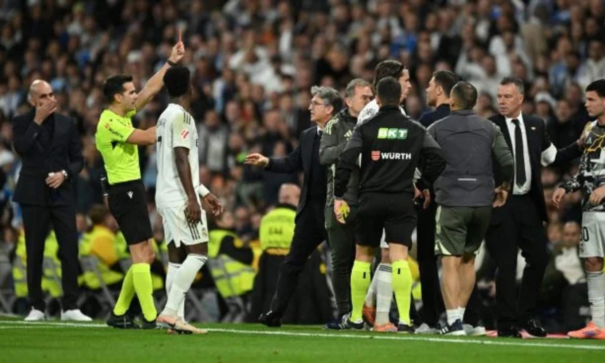 Quintero González la lío en el Bernabéu: expulsó hasta a tres jugadores del Real Madrid