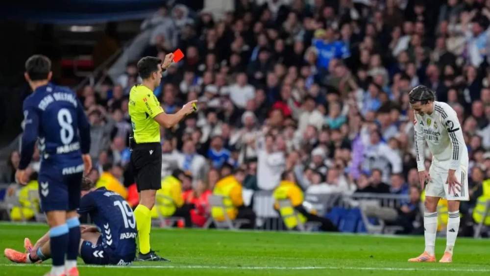 El colegiado Quintero González expulsó también a Álvaro Carreras.