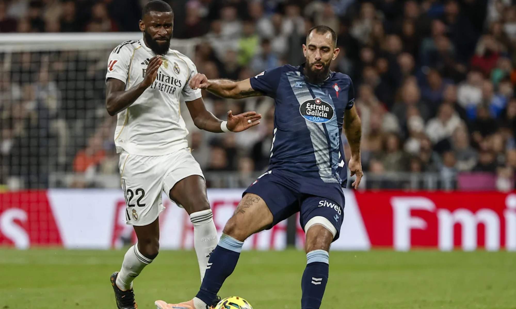 Antonio Rüdiger y Borja Iglesias, peleando por un balón en el partido entre el Real Madrid y el Celta.