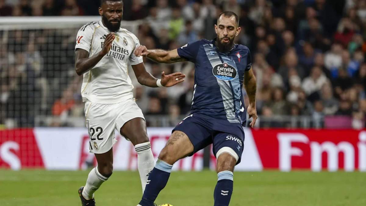 Antonio Rüdiger y Borja Iglesias, peleando por un balón en el partido entre el Real Madrid y el Celta. Antonio Rüdiger y Borja Iglesias, peleando por un balón en el partido entre el Real Madrid y el Celta.