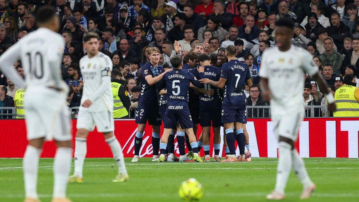 Jugadores del Real Madrid lamentándose tras un gol del Celta