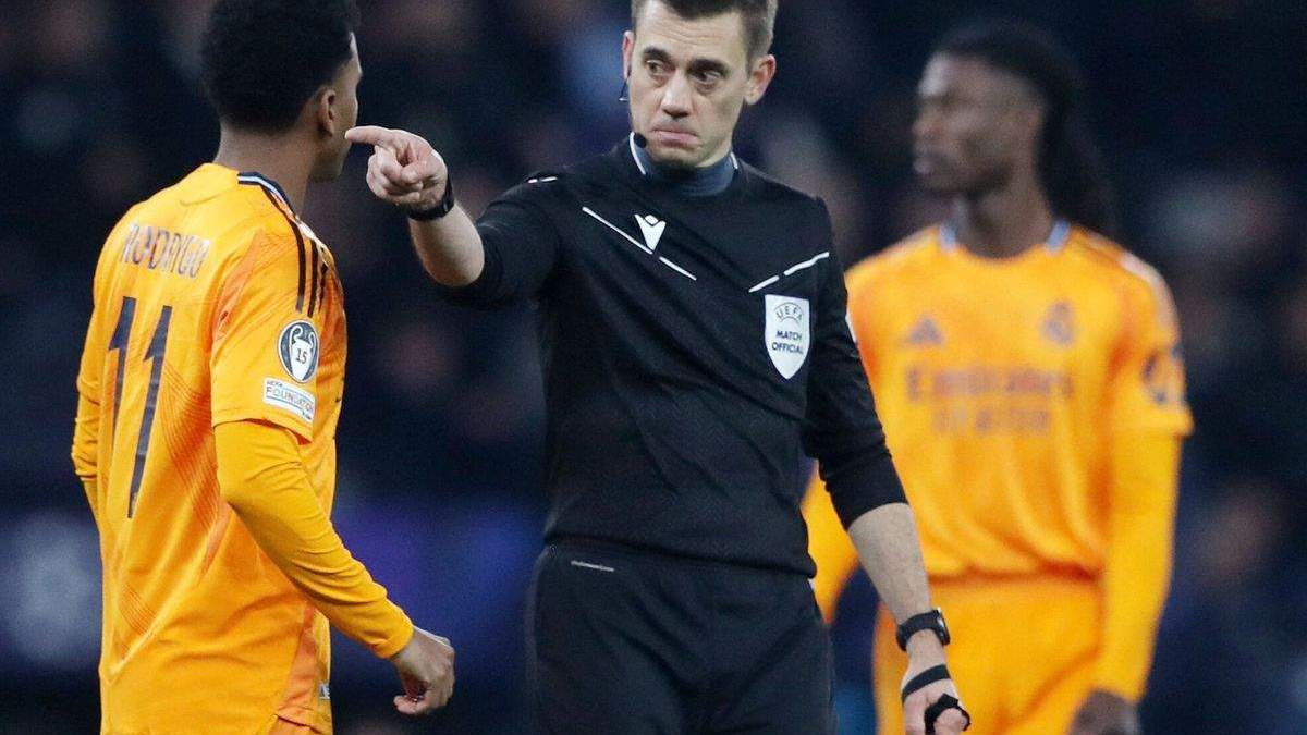 Clément Turpin dirigiendo un partido del Real Madrid