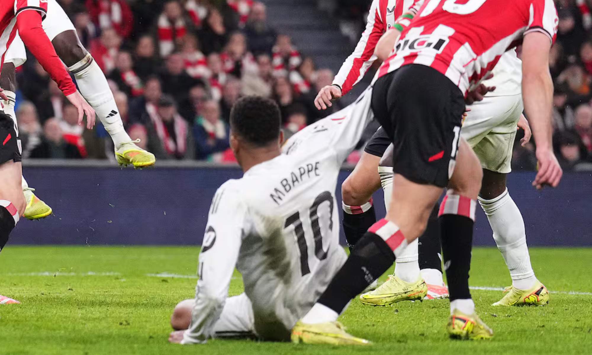 Kylian Mbappé podría tener problemas en la rodilla izquierda y no estar en el encuentro de este miércoles contra el Manchester City.