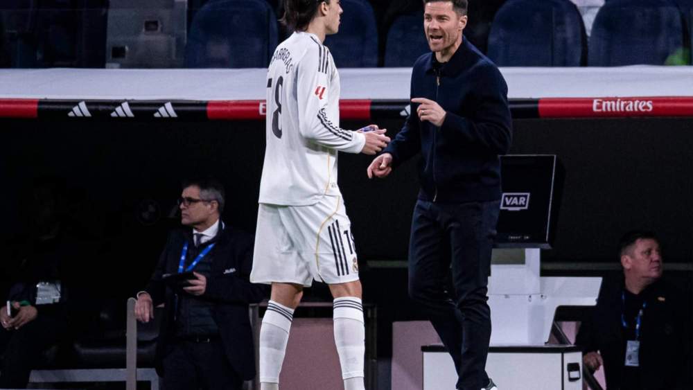 Xabi Alonso, hablando con Álvaro Carreras, durante el partido ante el Celta. Xabi Alonso, hablando con Álvaro Carreras, durante el partido ante el Celta.
