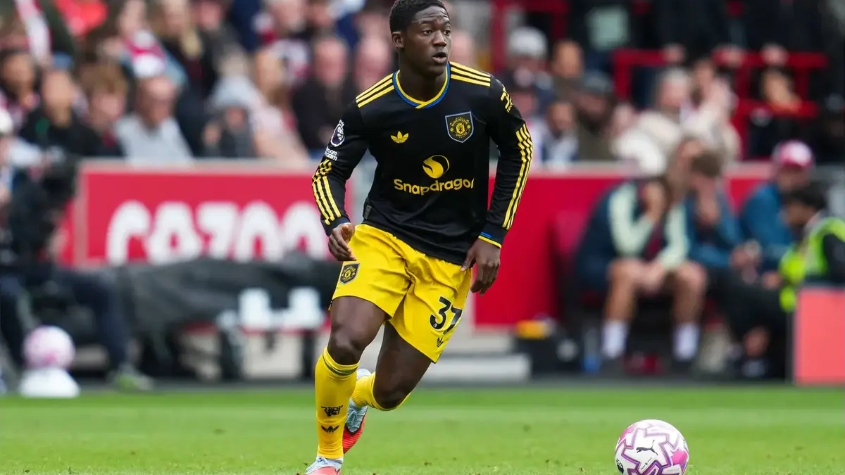 Kobbie Mainoo durante un partido con el Manchester