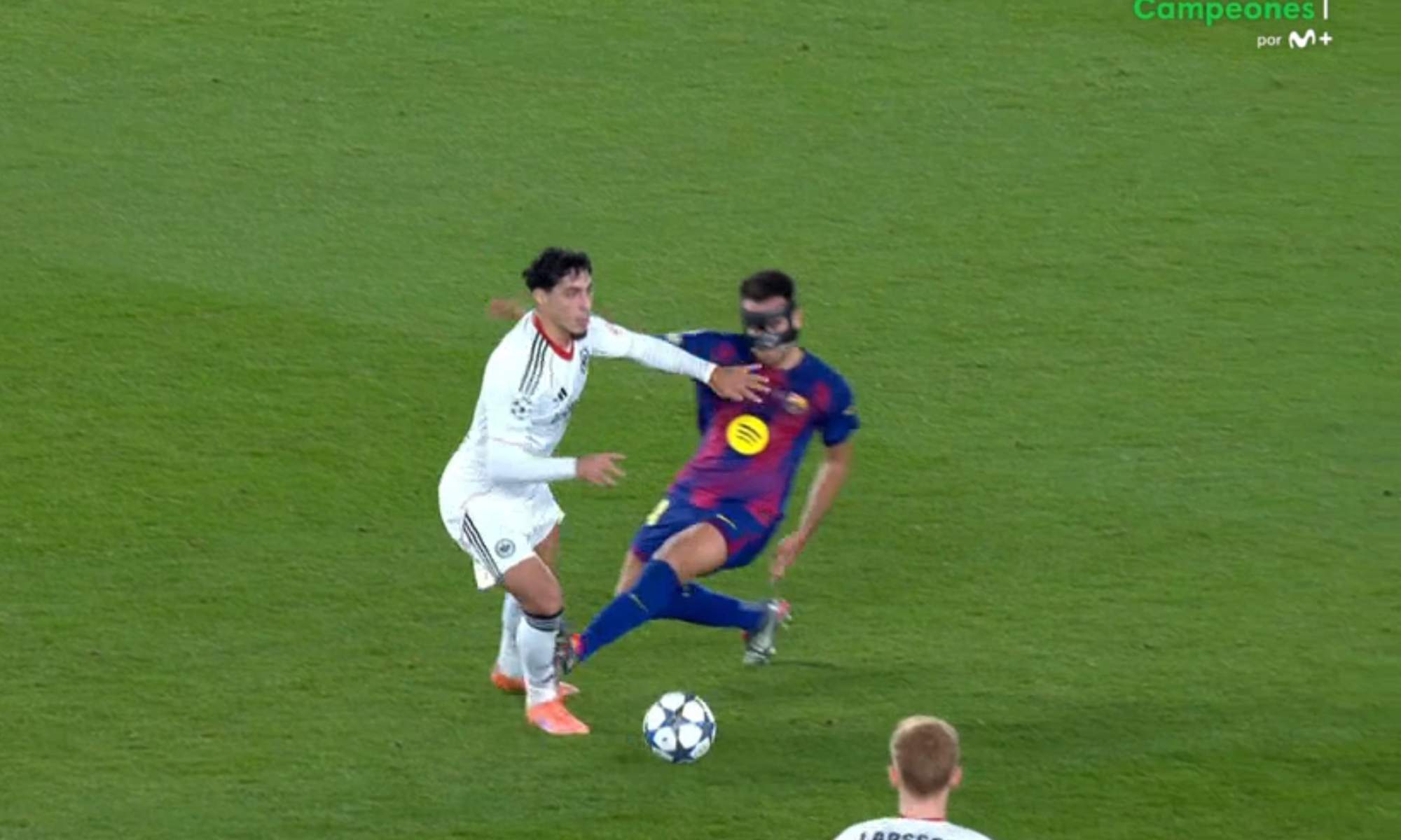 Una entrada muy fea de Eric García, susceptible de expulsión, en el partido entre el Barça y el Eintracht ha acabado milagrosamente en nada.