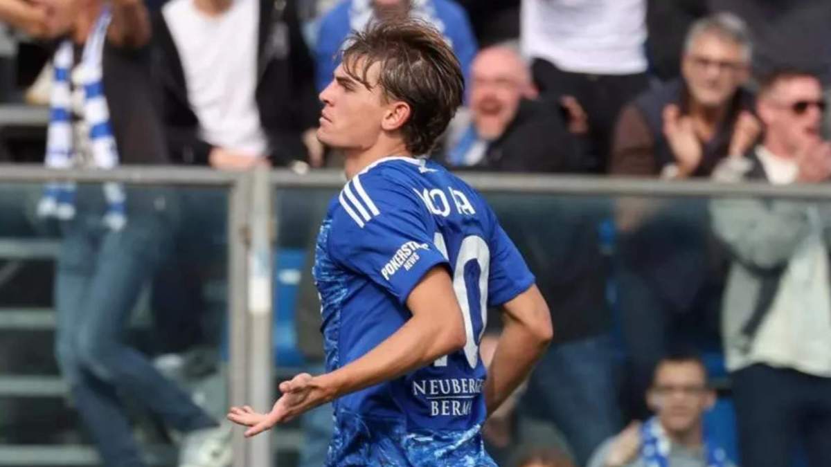 Nico Paz celebrando un gol con el Como esta temporada