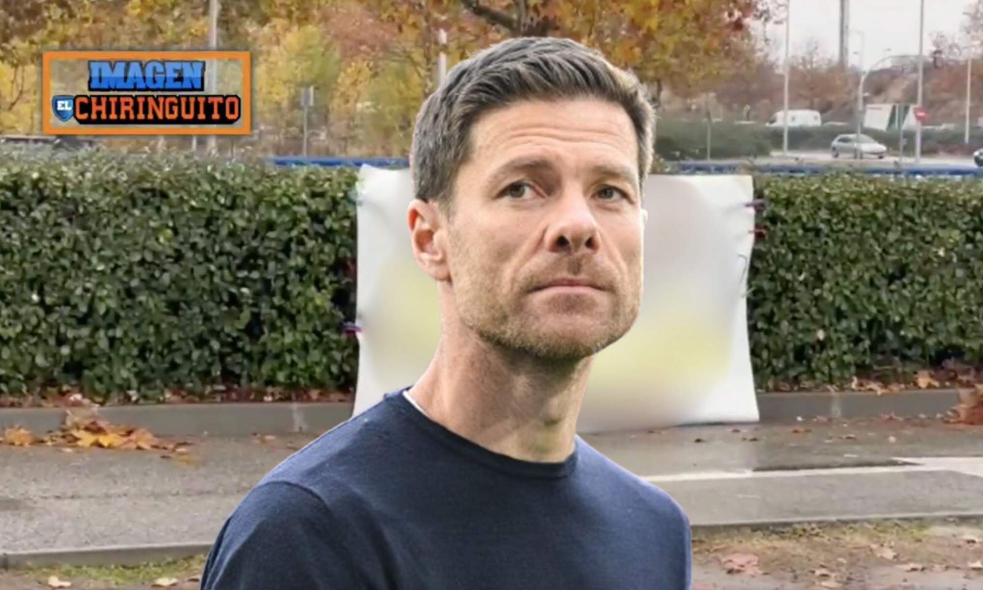 Xabi Alonso y pancarta