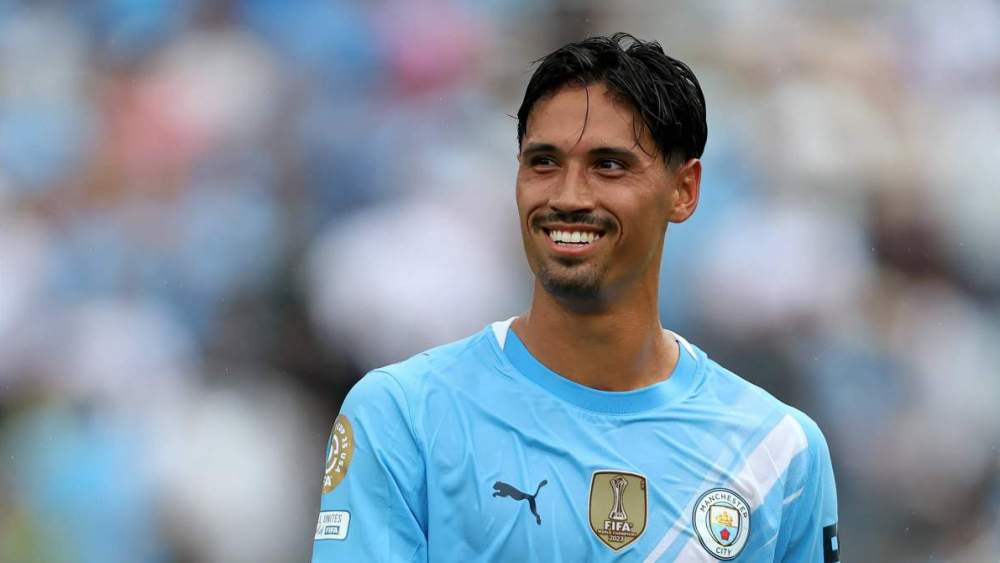 Reijnders jugando un partido con el Manchester City.