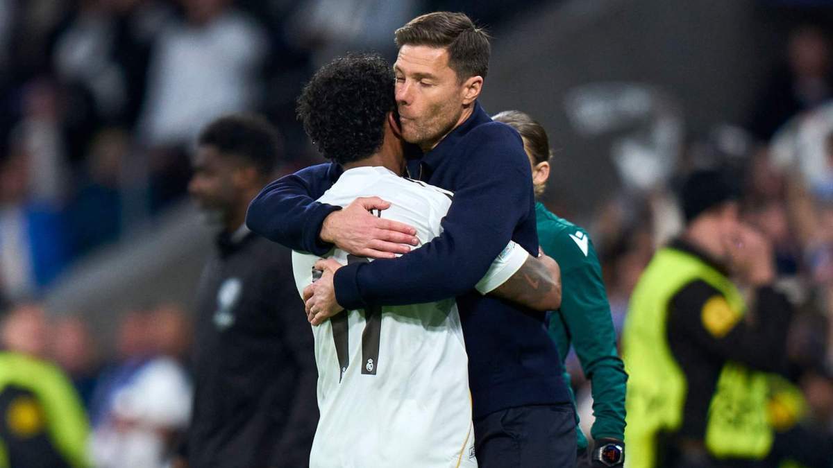 Rodrygo abrazándose a Xabi Alonso después de su gol Rodrygo abrazándose a Xabi Alonso después de su gol