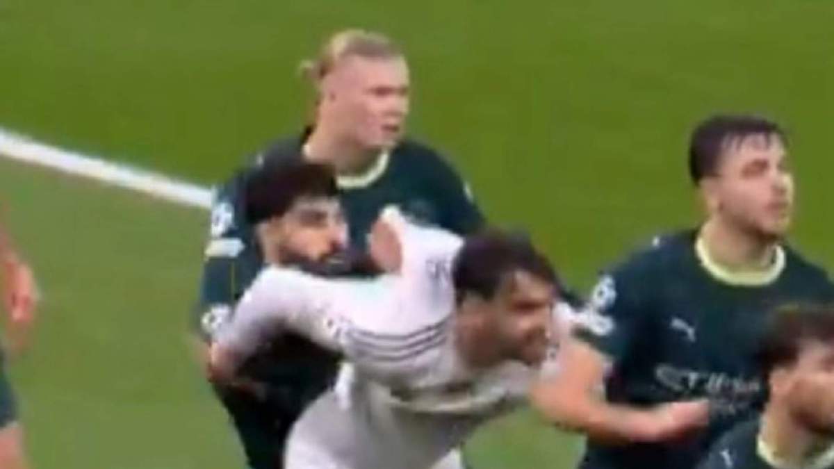 Agarrón sobre Raúl Asencio dentro del área