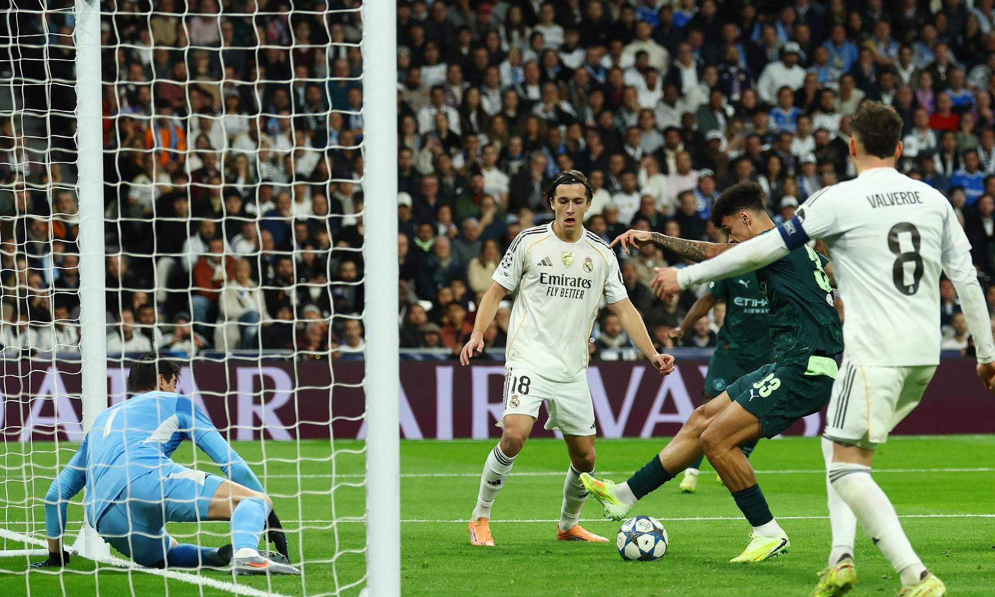 Nico O´Reilly marcando gol al Real Madrid. 