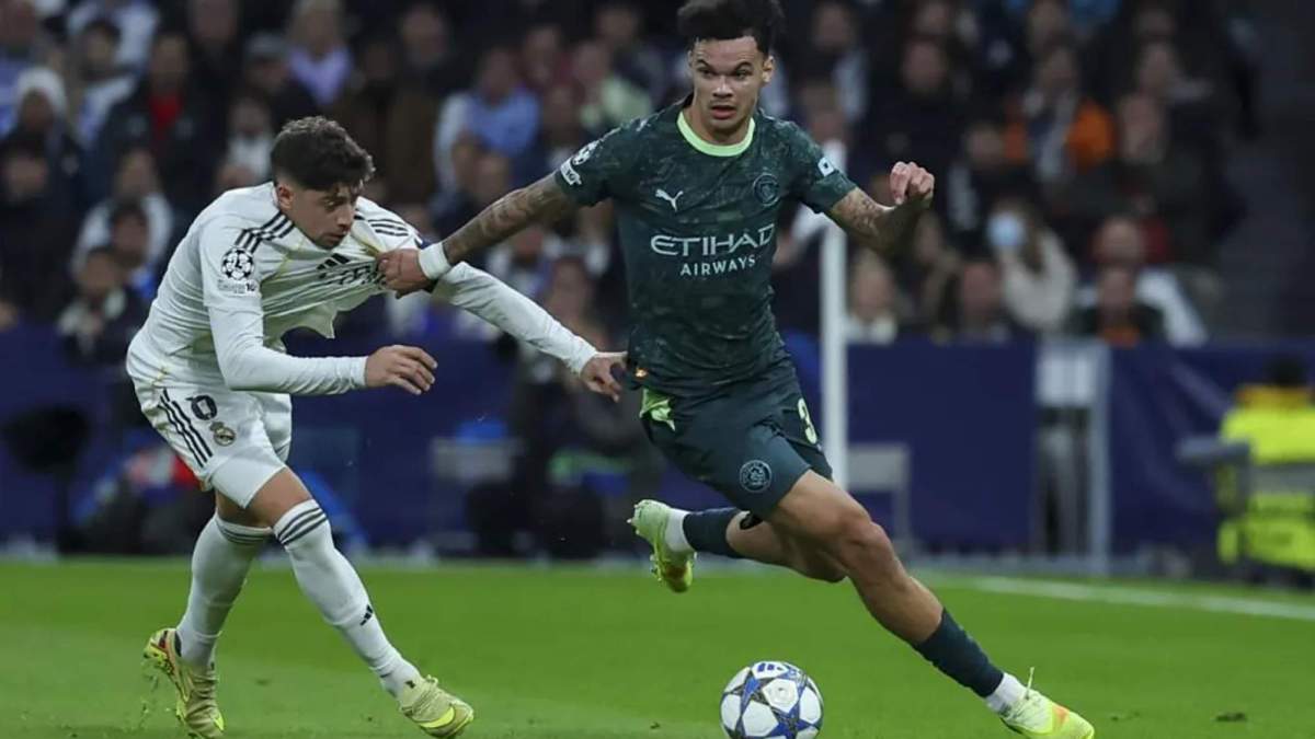 Fede Valverde, intentando frenar el ataque de Nico O'Reilly.