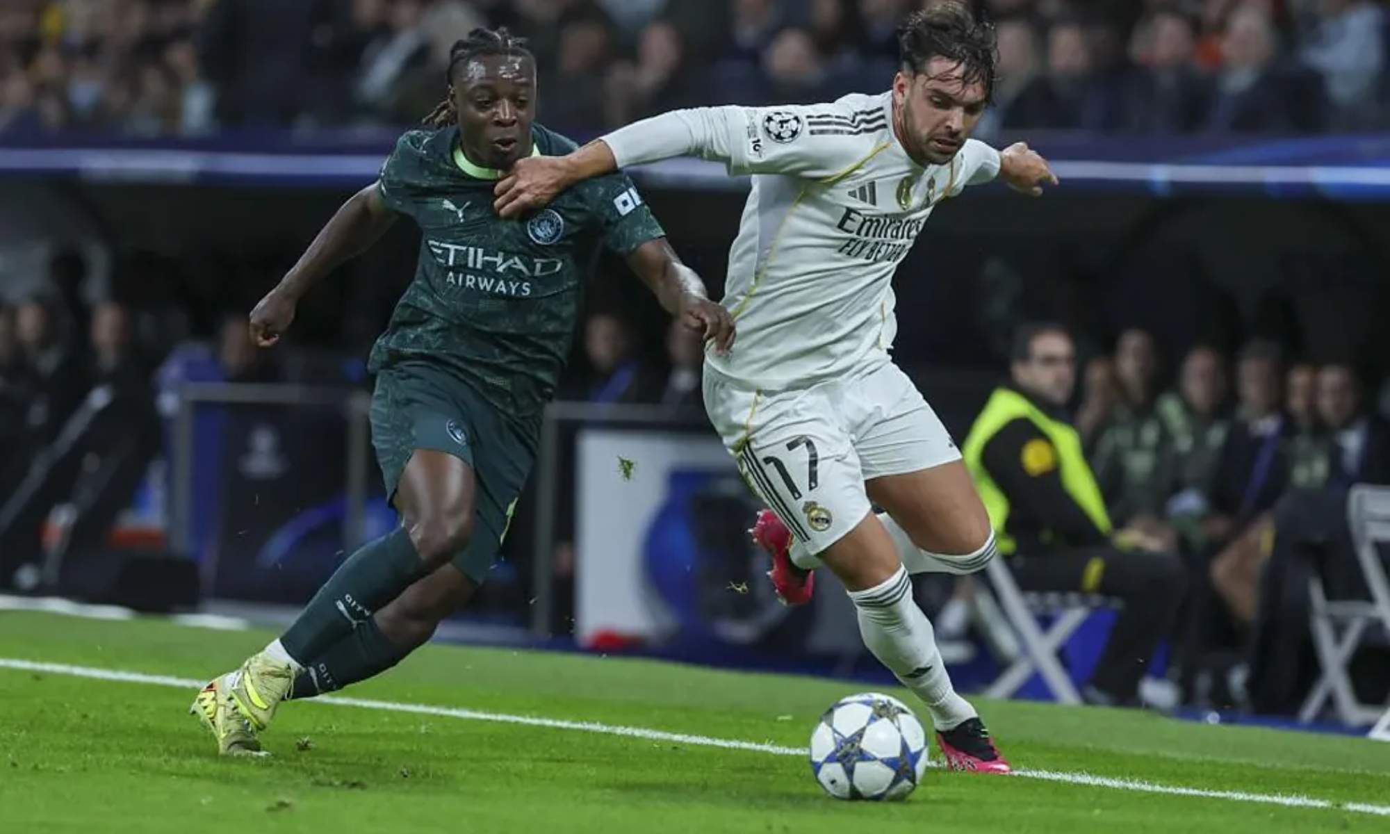 Raúl Asencio, protegiendo el balón ante Jeremy Doku.