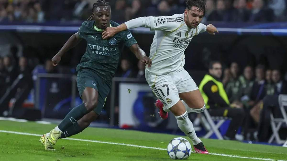 Raúl Asencio, protegiendo el balón ante Jeremy Doku.