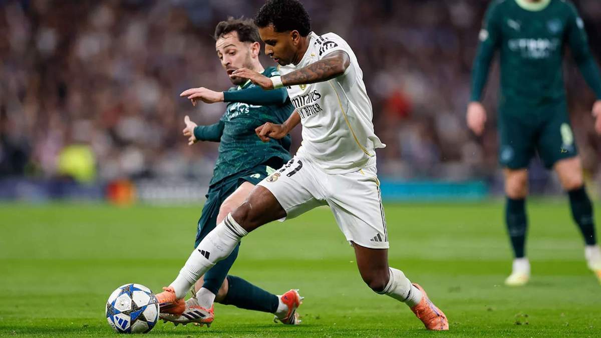 Rodrygo Goes disputando un balón con Bernardo Silva. Rodrygo Goes disputando un balón con Bernardo Silva.