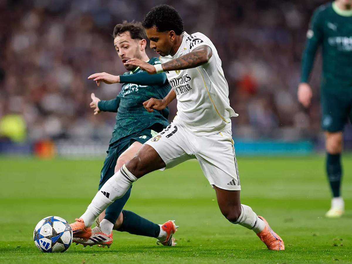 Rodrygo Goes disputando un balón con Bernardo Silva. Rodrygo Goes disputando un balón con Bernardo Silva.