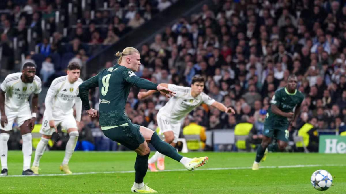 Erling Haaland chutando el penalti Erling Haaland chutando el penalti