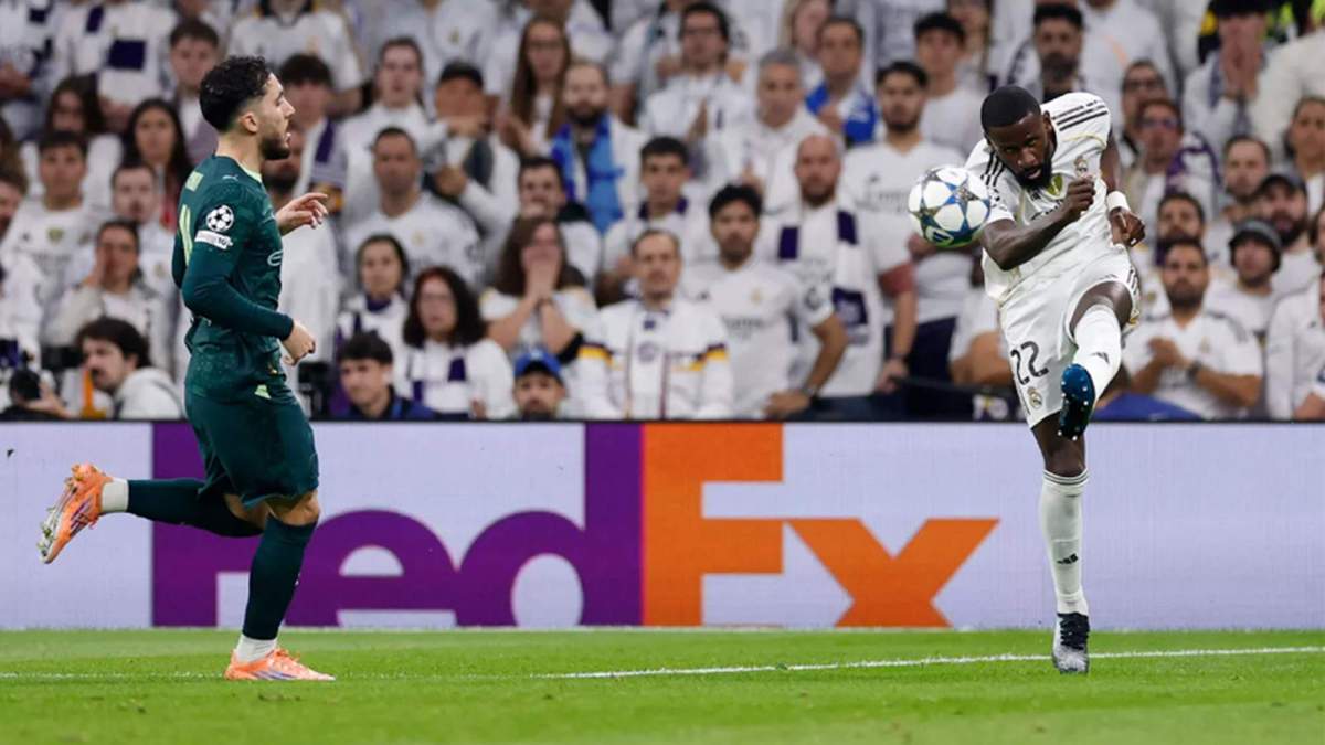 Antonio Rüdiger despejando un balón contra el Manchester City. 