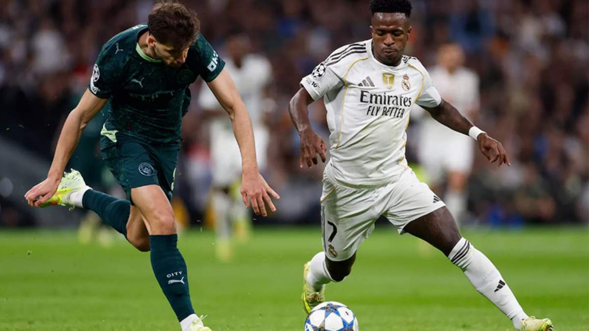 Vinícius Júnior disputando un balón con Rubén Días. Vinícius Júnior disputando un balón con Rubén Días.