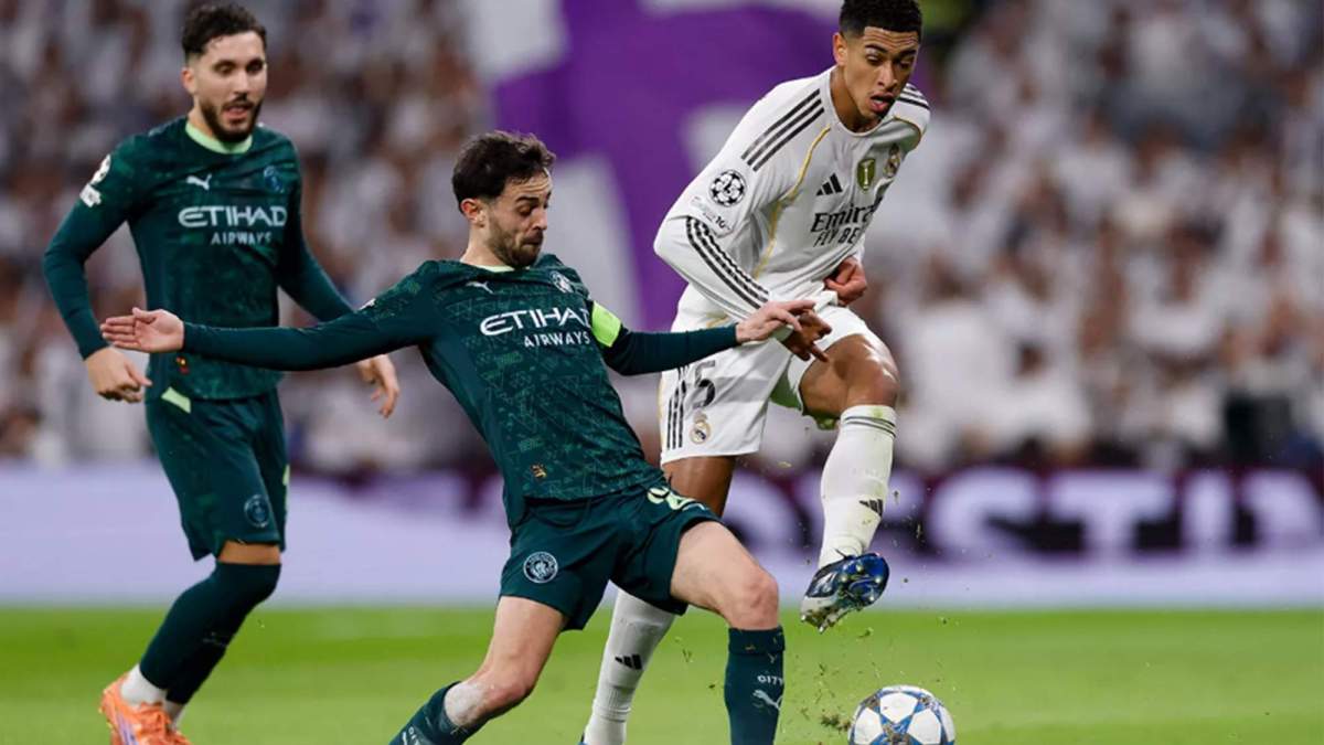Jude Bellingham jugando contra el Manchester City en el Santiago Bernabéu.