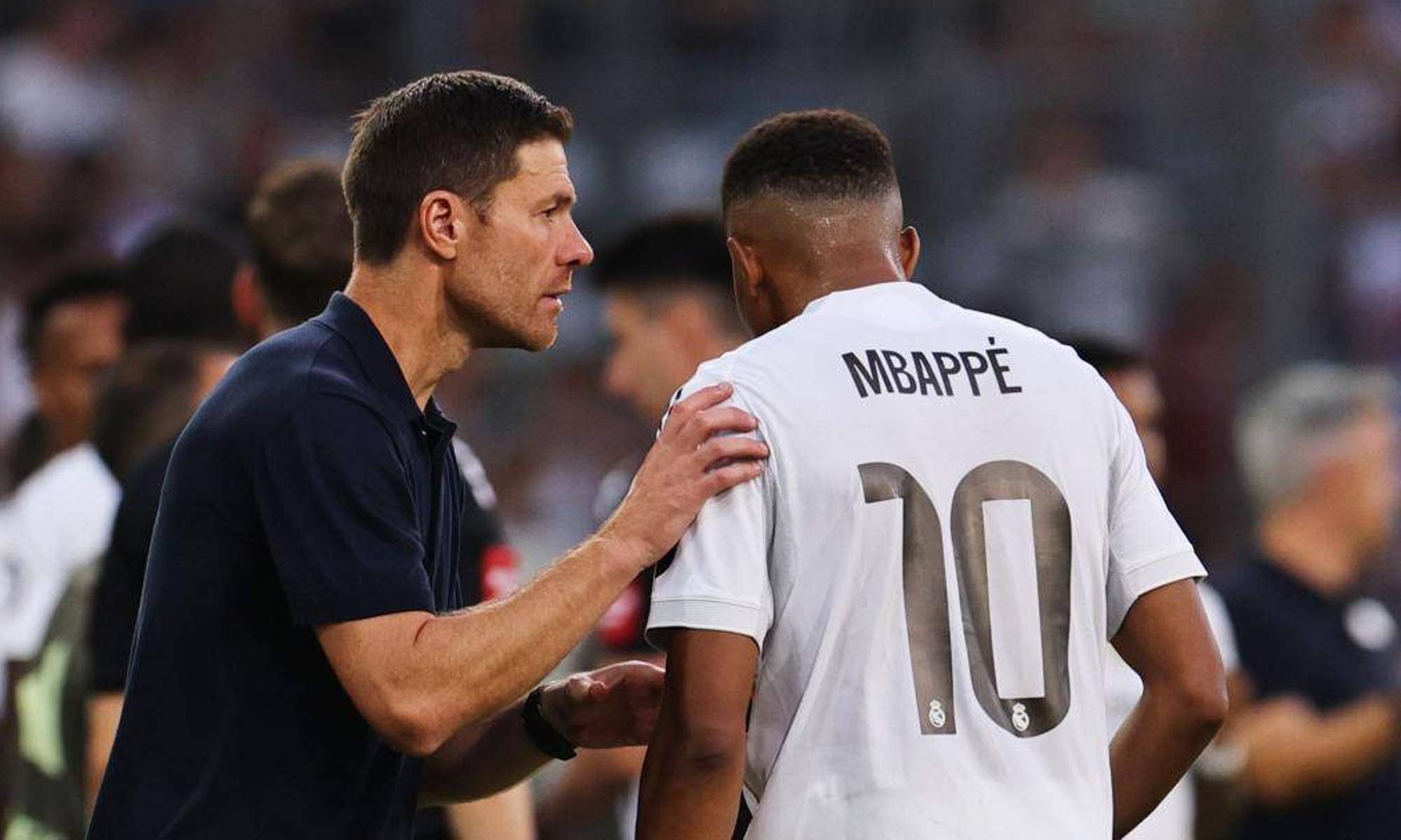 Xabi Alonso y Kylian Mbappé en un partido del Real Madrid.