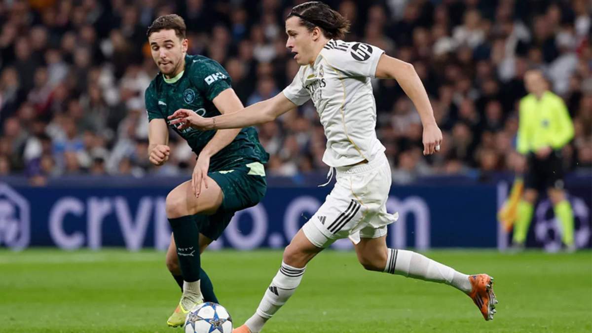 Álvaro Carreras conduciendo un balón contra el Manchester City. 