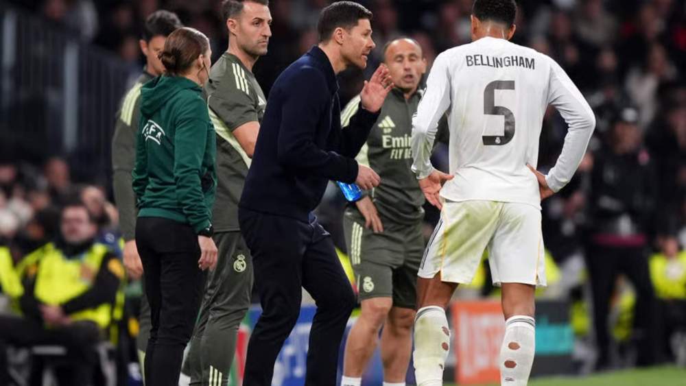 Xabi Alonso, hablando con Jude Bellingham en el encuentro contra el Manchester City en Champions. Xabi Alonso, hablando con Jude Bellingham en el encuentro contra el Manchester City en Champions.