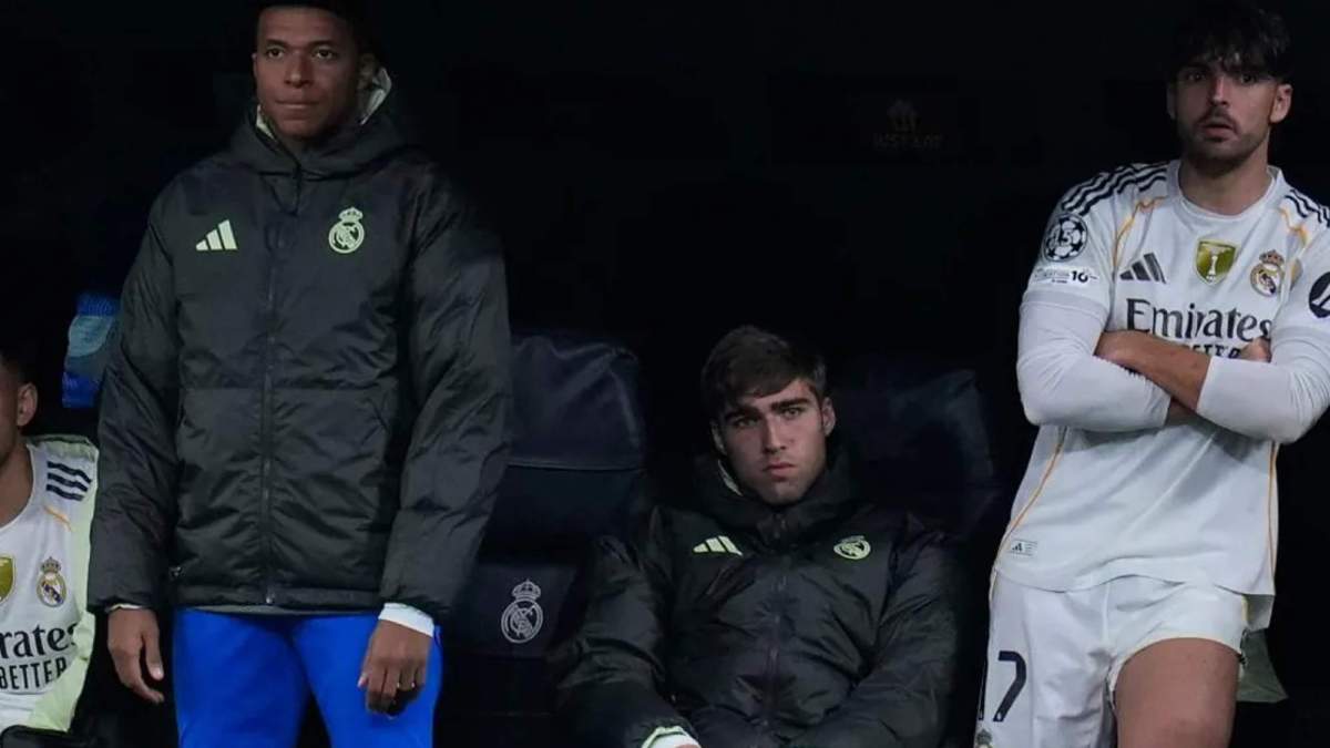 Kylian Mbappé, junto a Fran González y Raúl Asencio, viendo, desde el banquillo, el partido contra el City. Kylian Mbappé, junto a Fran González y Raúl Asencio, viendo, desde el banquillo, el partido contra el City.