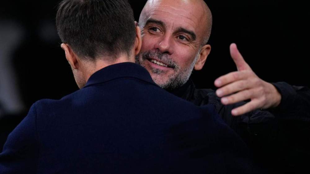 Xabi Alonso, saludándose con Pep Guardiola, al inicio del partido contra el City.