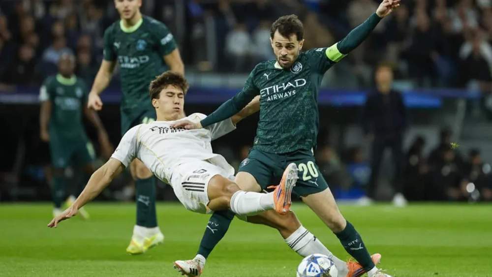Gonzalo García, disputando un balón con Bernardo Silva en el partido de este miércoles en el Bernabéu.