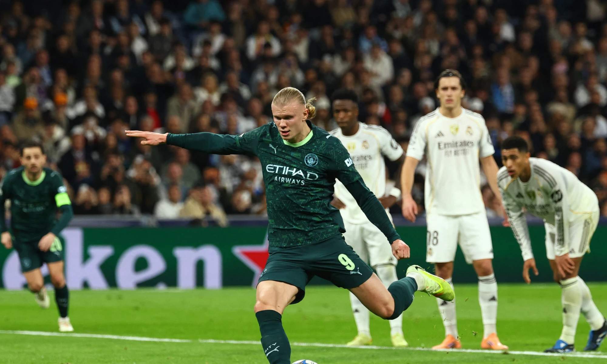 Erling Haaland, disparando el penalti que transformó ante el Real Madrid.