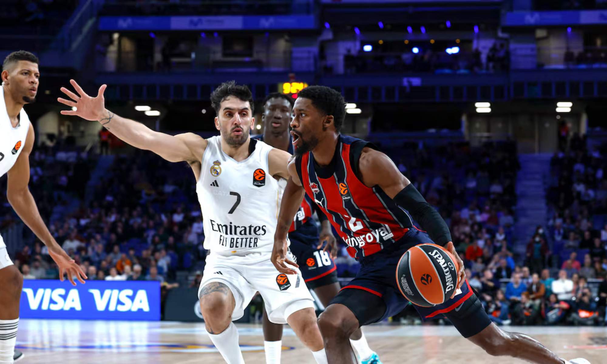 Facundo Campazzo, defendiendo en una jugada ante Kobi Simmons, en el encuentro de Eurliga de esta noche entre el Real Madrid y el Baskonia.