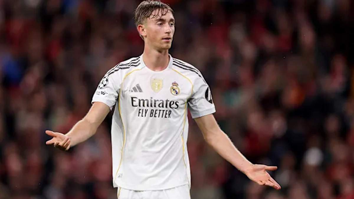 Dean Huijsen jugando un partido con el Real Madrid.