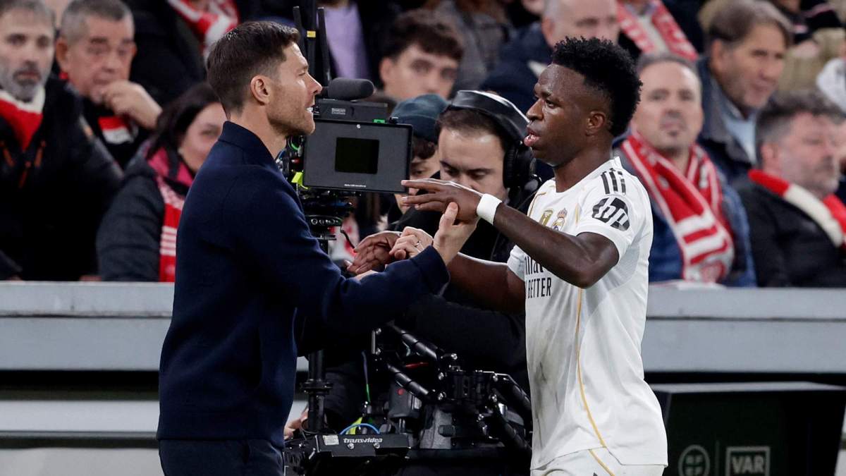 Xabi Alonso y Vinícius Júnior en el Athletic Club - Real Madrid. Xabi Alonso y Vinícius Júnior en el Athletic Club - Real Madrid.
