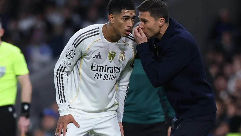 Jude Bellingham y Xabi Alonso, conversando durante un momento del encuentro ante el Manchester City. Jude Bellingham y Xabi Alonso, conversando durante un momento del encuentro ante el Manchester City.