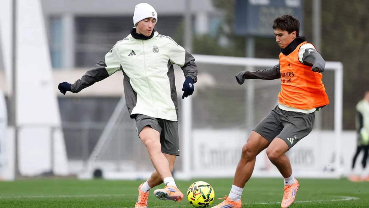 Dean Huijsen y Gonzalo García, en el entrenamiento de esta mañana en Valdebebas. Dean Huijsen y Gonzalo García, en el entrenamiento de esta mañana en Valdebebas.