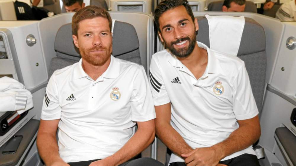 Xabi Alonso y Álvaro Arbeloa, cuando ambos jugaban para el Real Madrid. Xabi Alonso y Álvaro Arbeloa, cuando ambos jugaban para el Real Madrid.
