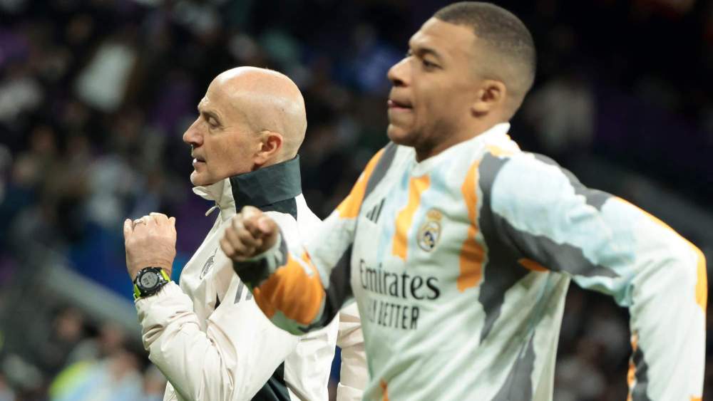 Antonio Pintus y Kylian Mbappé, durante un calentamiento previo a un partido del Real Madrid el año pasado. Antonio Pintus y Kylian Mbappé, durante un calentamiento previo a un partido del Real Madrid el año pasado.