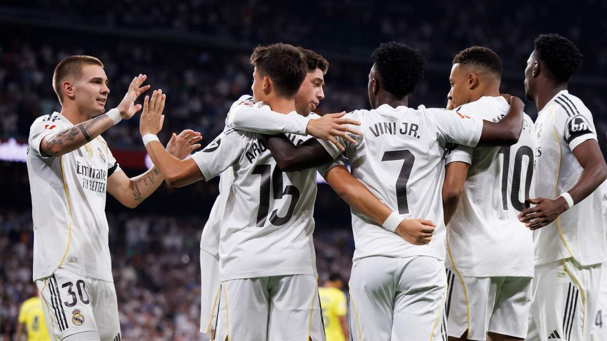 Jugadores del Real Madrid celebrando un gol en un partido. Jugadores del Real Madrid celebrando un gol en un partido.