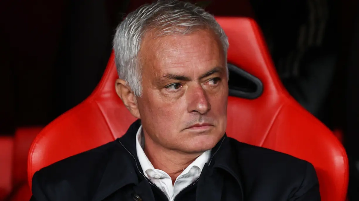 José Mourinho sentado en el banquillo del Benfica. José Mourinho sentado en el banquillo del Benfica.