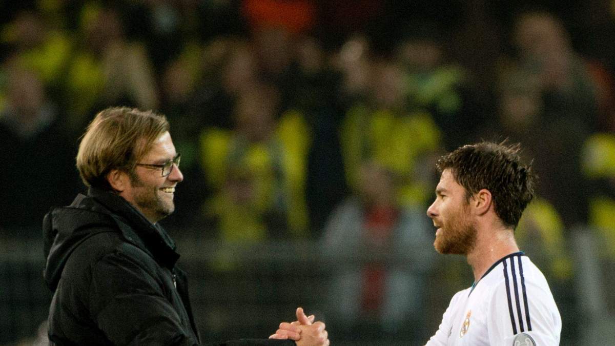 Klopp saludando a Xabi Alonso en un Dortmund - Real Madrid. Klopp saludando a Xabi Alonso en un Dortmund - Real Madrid.
