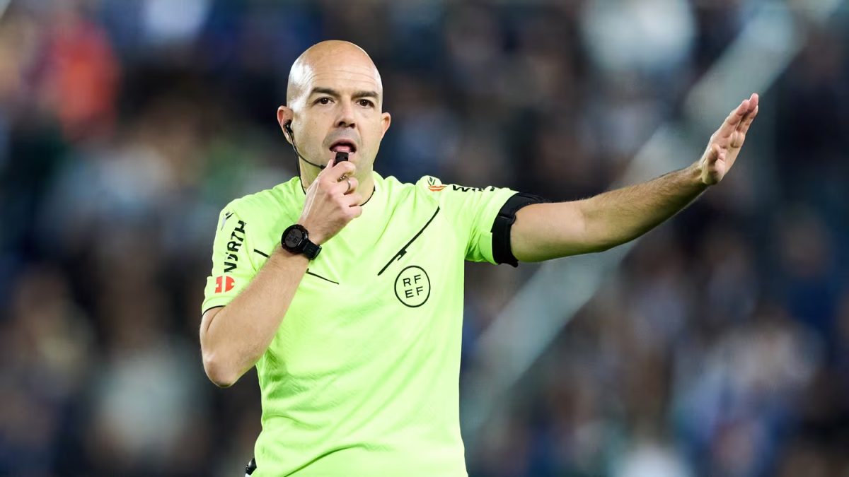 Pablo González Fuertes arbitrando un partido. Pablo González Fuertes arbitrando un partido.