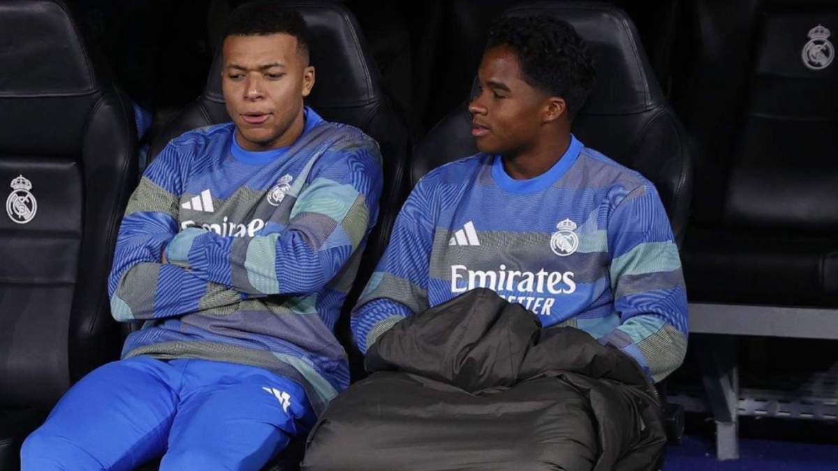 Endrick en el banquillo con Mbappé