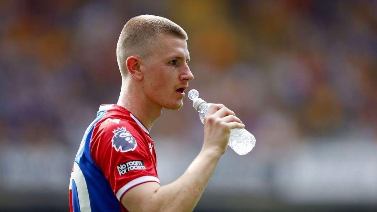 Adam Wharton bebiendo una bebida enérgita durante un partido Adam Wharton bebiendo una bebida enérgita durante un partido