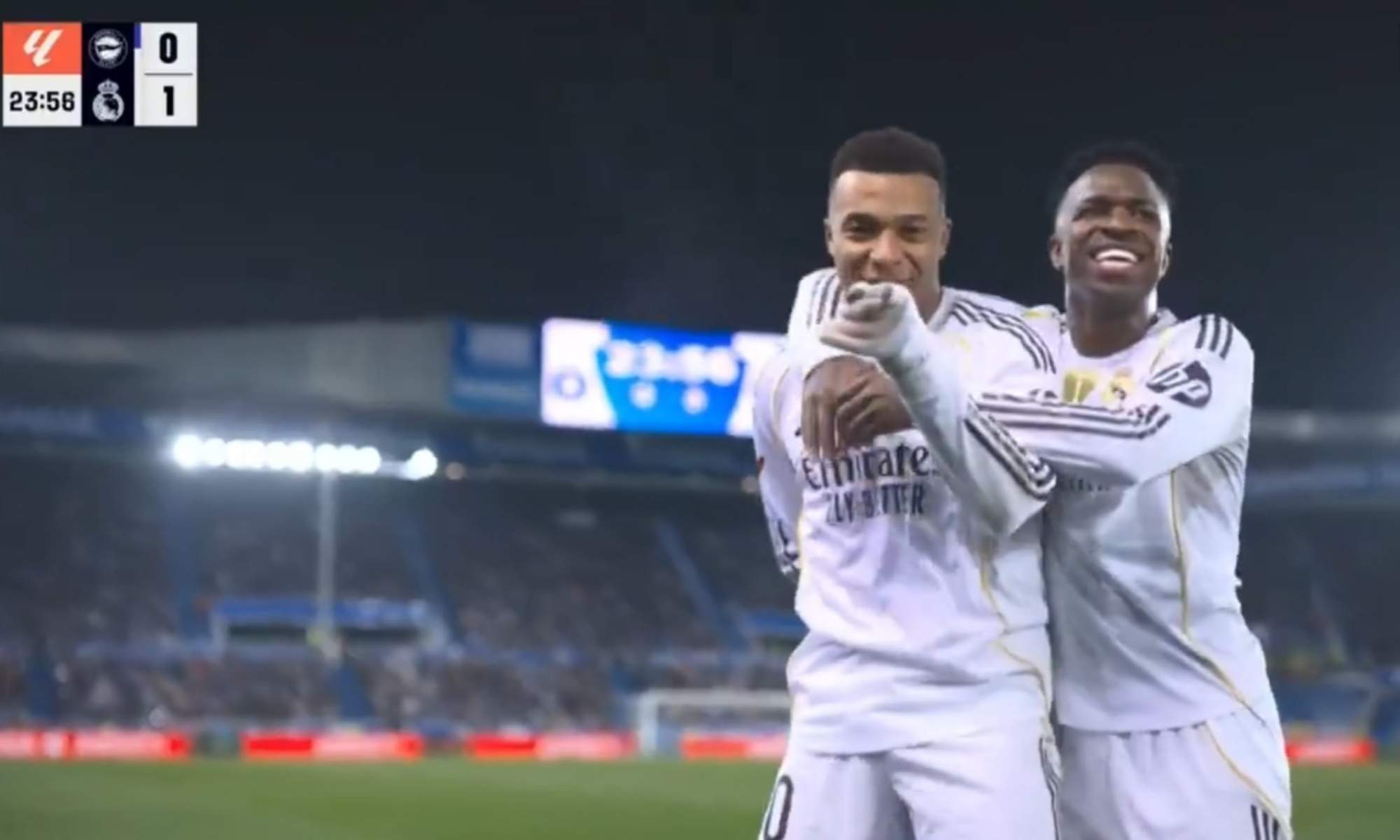 Vinicius se lo dijo al oído a Mbappé celebrando su gol al Alavés: "Vaya g…"