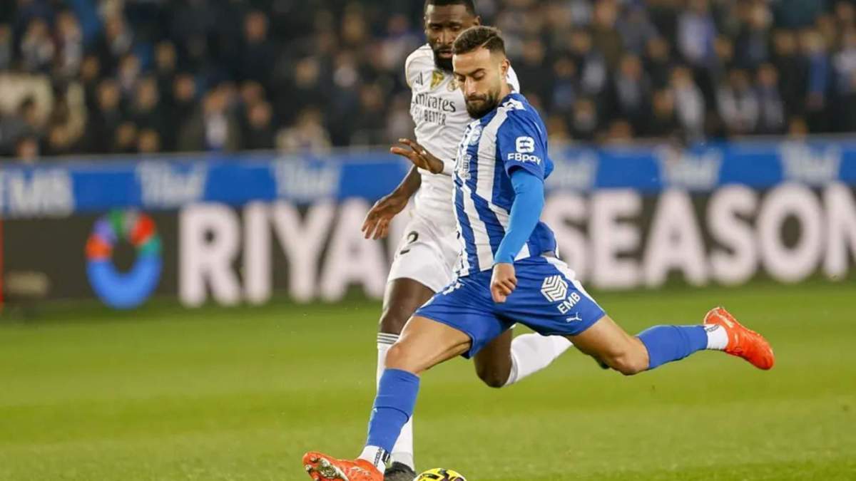 Abde Rebbach, intentando prolongar un centro presionado por Antonio Rüdiger. Abde Rebbach, intentando prolongar un centro presionado por Antonio Rüdiger.
