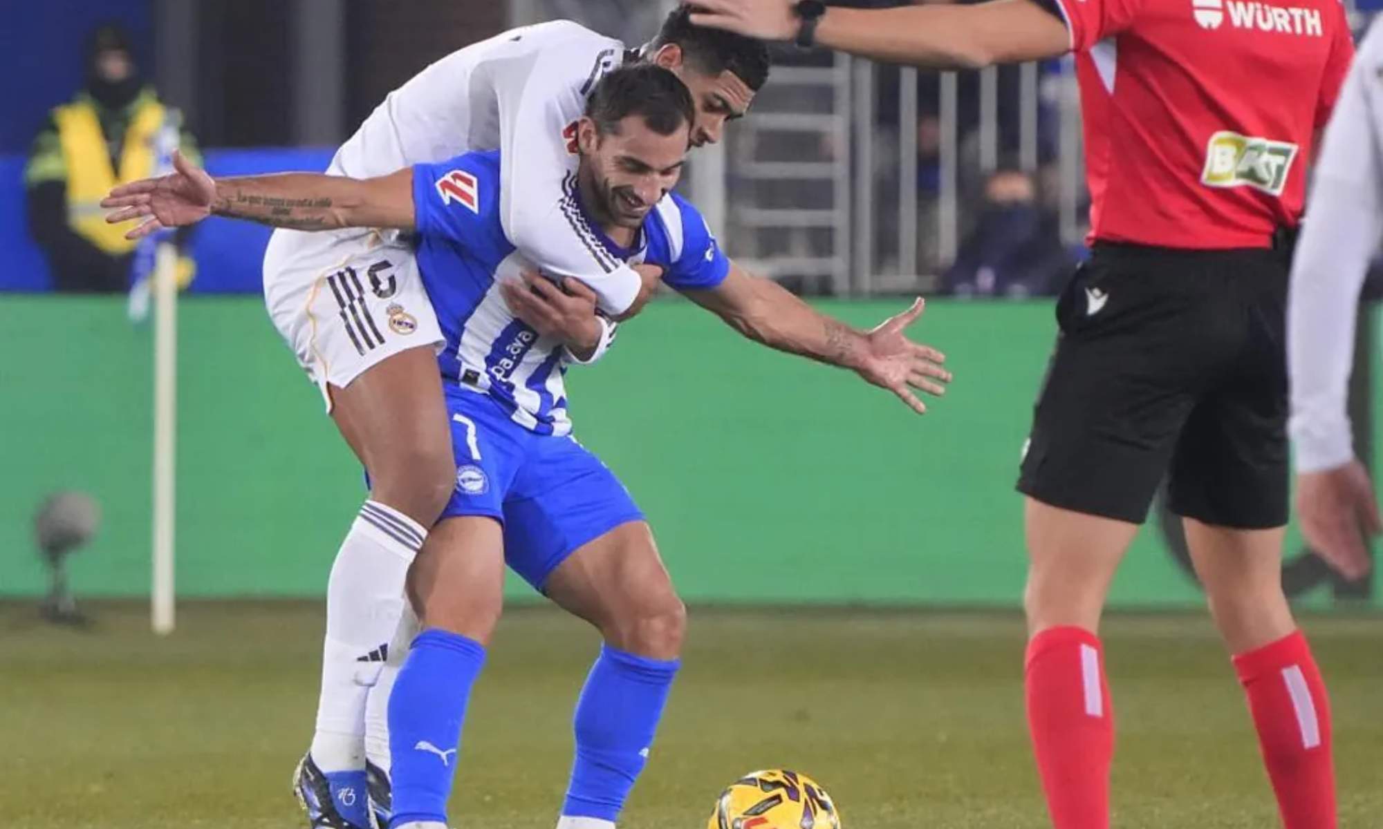 Jude Bellingham y Jonny Otto, durante una acción de la segunda parte en el encuentro entre el Alavés y el Real Madrid.