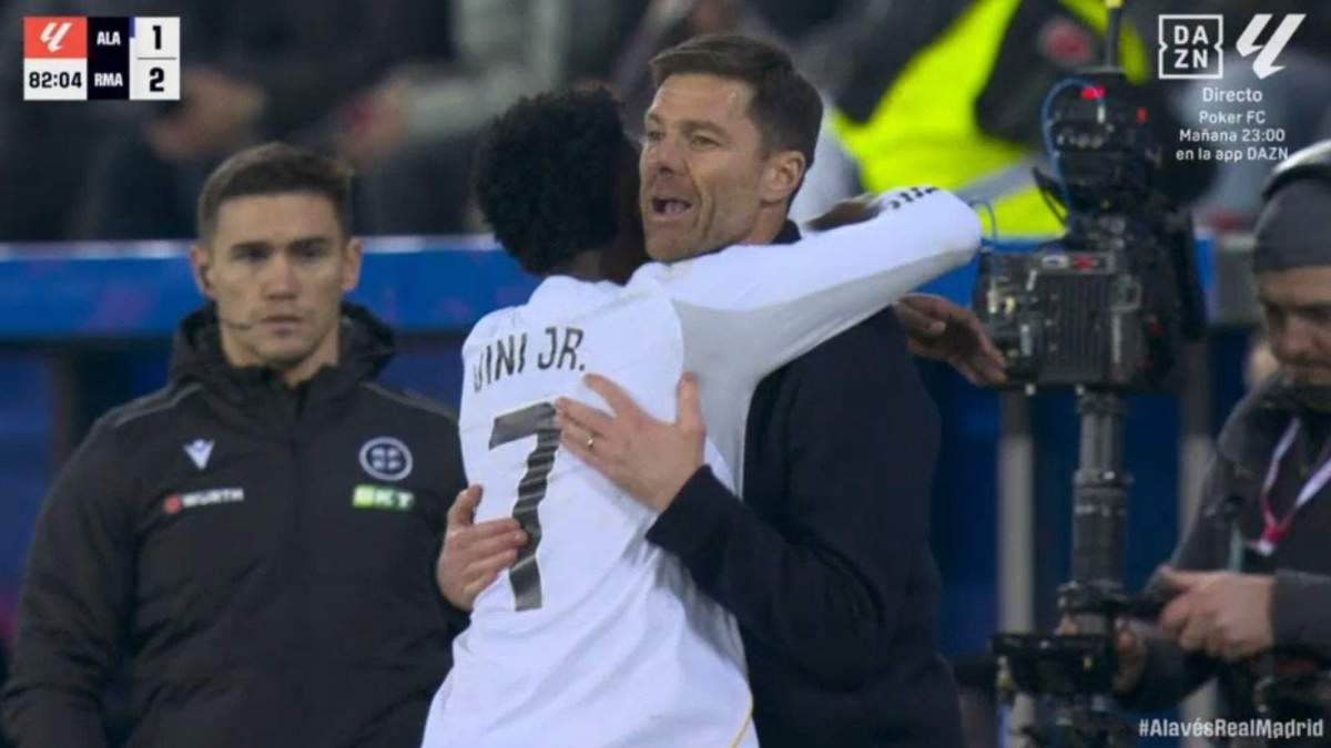 Vinicius y Xabi Alonso abrazándose tras el gol de Rodrygo Vinicius y Xabi Alonso abrazándose tras el gol de Rodrygo